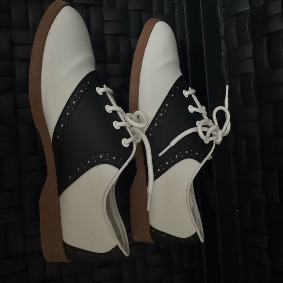 Classic Black and White Women's Oxfords Saddle shoes 6 - Picture 9 of 13